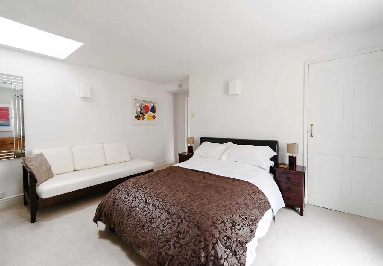 Stylish Three Bedroom Apartment In Heart Of City Μπαθ